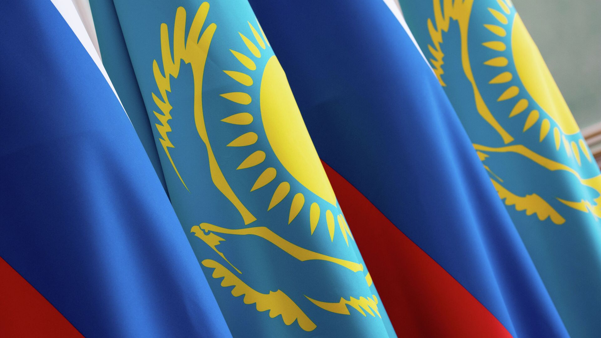 Флаги России и Казахстана
